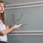 女性講師の講義写真